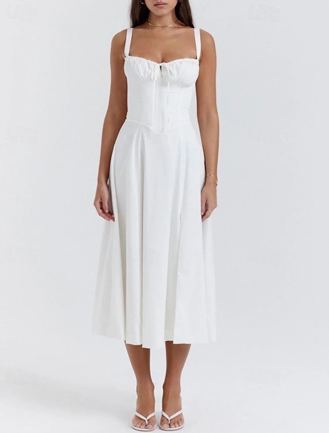 Elegant sleeveless dress with front slit